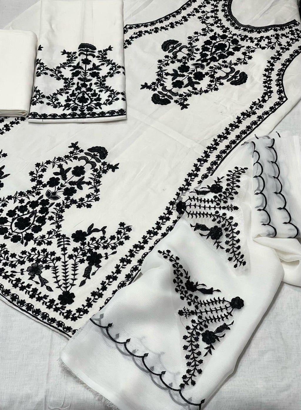 Asim Jofa Embroidered Lawn 3pc